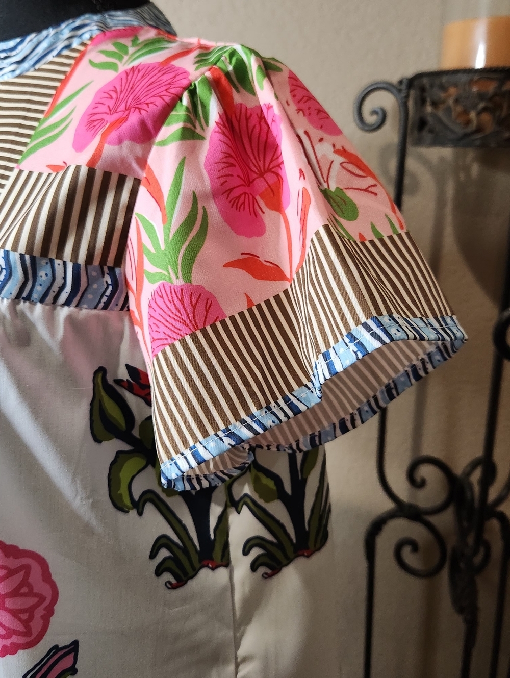 Floral Split-Neck Cotton Blouse in White and Pink - Picture 4 of 10